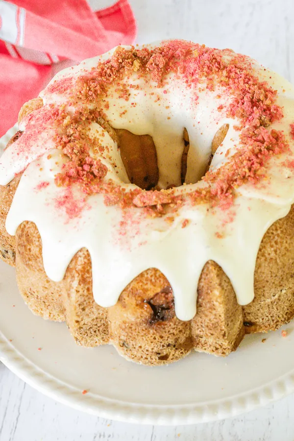 Easy Fresh Strawberry Crunch Cake Recipe (Bundt)