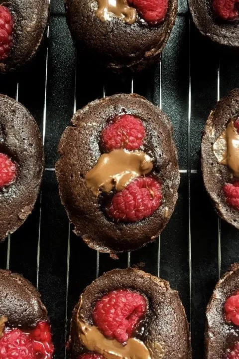 Gooey chocolate cakes with raspberries and Nutella