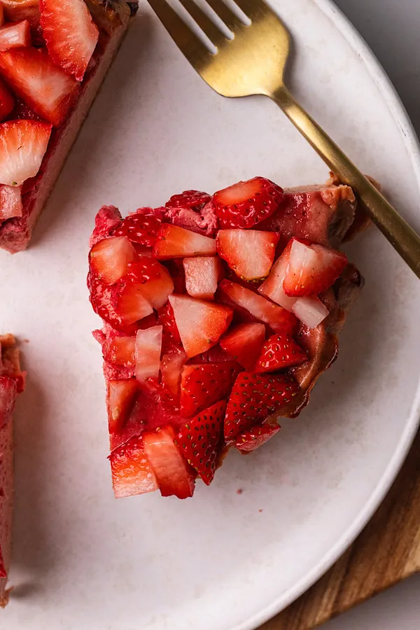 High protein strawberry cottage cheese cheesecake