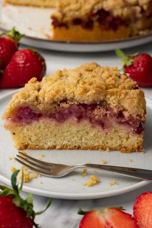 Strawberry crumble cake