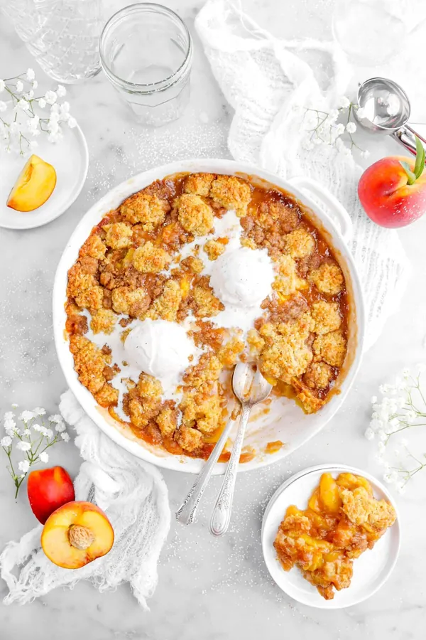 Easy Brown Sugar and Cinnamon Peach Cobbler Crisp