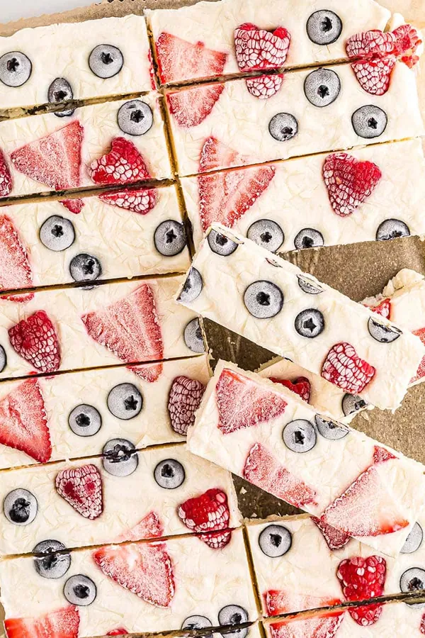 Frozen Yogurt Bark With Berries