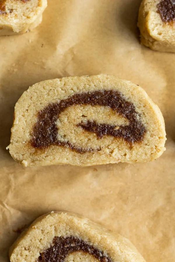 raw vegan cinnamon rolls (no bake)