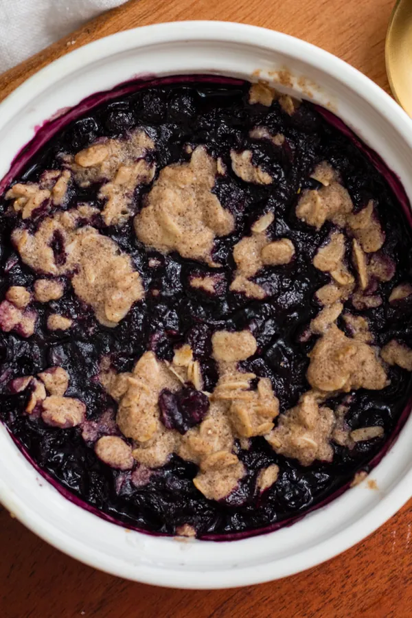 single serve healthy blueberry crumble (vegan)