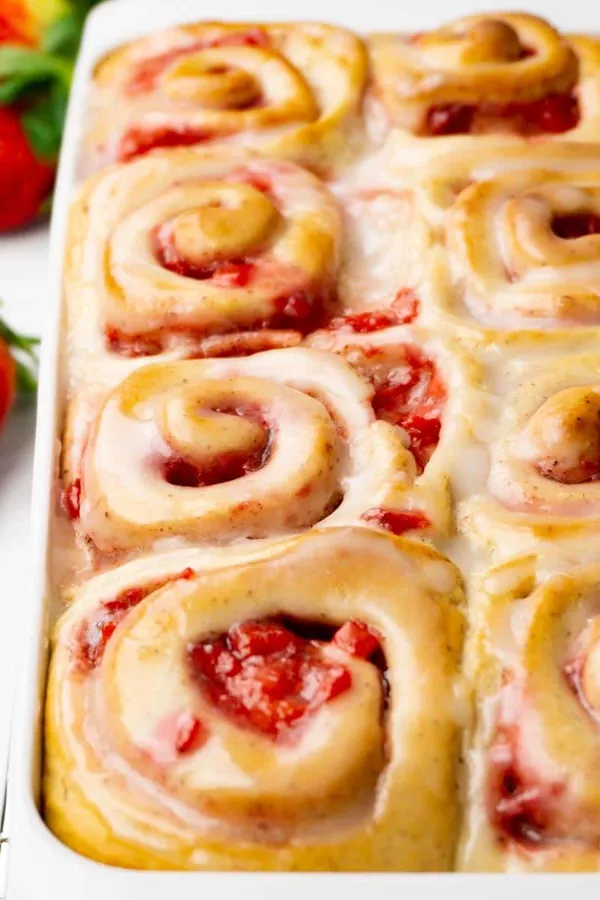 Strawberry cinnamon rolls