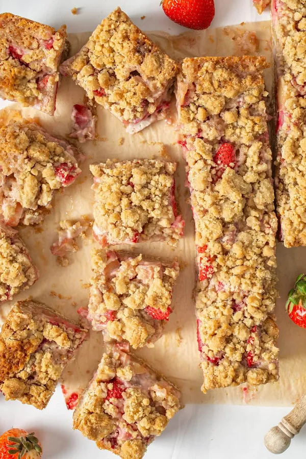Strawberry Rhubarb Crumble Bars