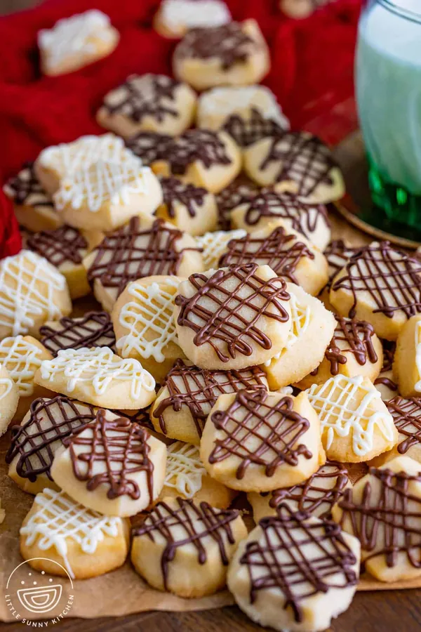 Chocolate shortbread bites