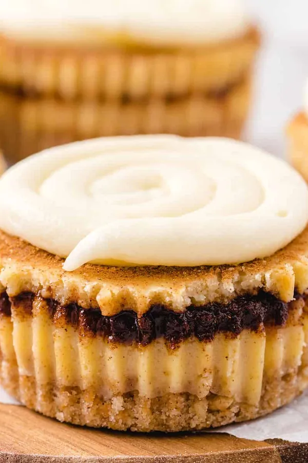 Cinnamon Roll Cheesecakes Bites