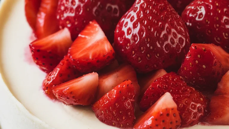 No Bake Strawberry Cheesecake - Featured